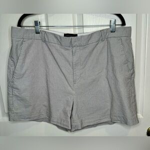 Banana Republic Gray & White Striped Seersucker Chino Shorts. Size 16.